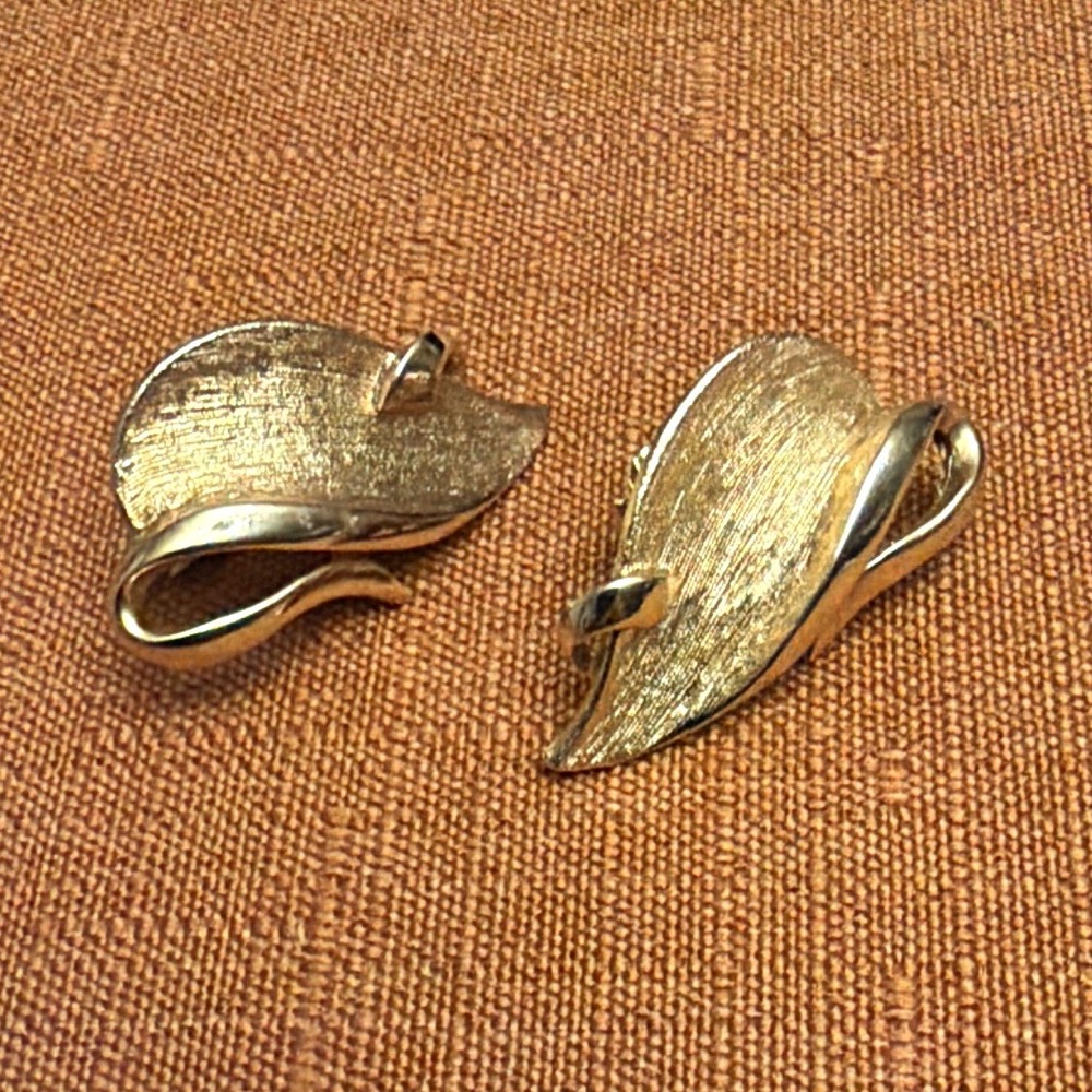 Emmons Signed Clip-On Earrings Gold Tone Leaf Nature Theme Metal
